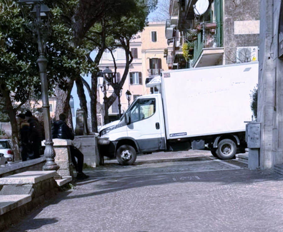 Terrore ai Castelli Romani: furgone piomba giù per una scalinata tra i passanti e distrugge una fontana (FOTO) 1