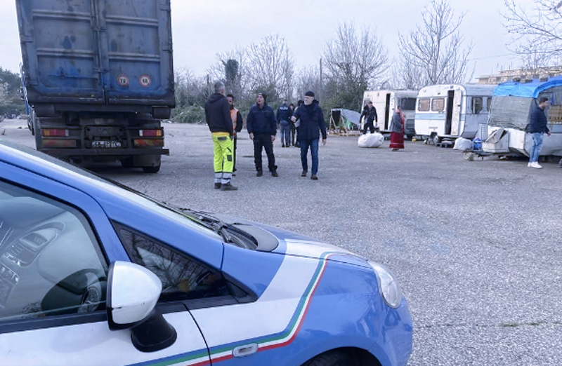 Blitz al Prenestino: sgomberato enorme insediamento abusivo di baracche e roulotte denunciato da anni (FOTO) 1