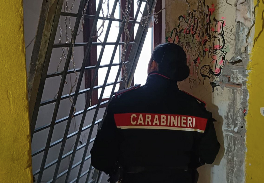 Fortino della droga espugnato due volte in poche ore a Ostia: arrestato un minorenne incensurato (FOTO) 1 Fortino della droga espugnato due volte in poche ore a Ostia: arrestato un minorenne incensurato (FOTO) 1