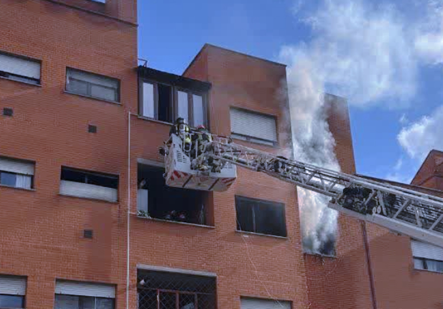 Incendio in una palazzina alla Bufalotta: corsa contro il tempo per evacuare tutti i residenti (FOTO) 1 Incendio in una palazzina alla Bufalotta: corsa contro il tempo per evacuare tutti i residenti (FOTO) 1