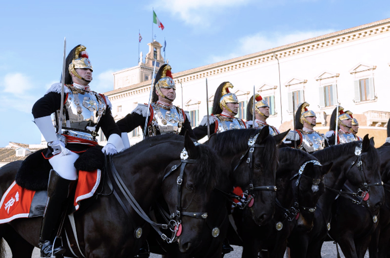 Il Quirinale celebra il tricolore: Fanfara dei Carabinieri e cambio della Guardia solenne per i 165 anni dell'Unità d'Italia (FOTO) 1 Il Quirinale celebra il tricolore: Fanfara dei Carabinieri e cambio della Guardia solenne per i 165 anni dell'Unità d'Italia (FOTO) 1