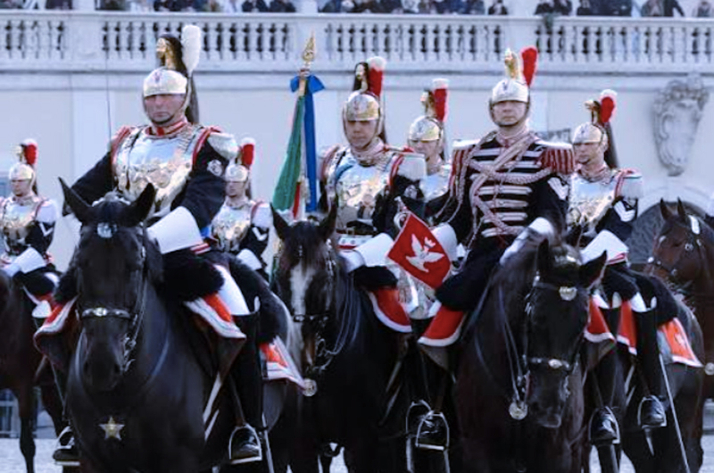 Il Quirinale celebra il tricolore: Fanfara dei Carabinieri e cambio della Guardia solenne per i 165 anni dell'Unità d'Italia (FOTO) 3 Il Quirinale celebra il tricolore: Fanfara dei Carabinieri e cambio della Guardia solenne per i 165 anni dell'Unità d'Italia (FOTO) 3