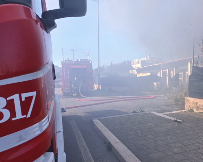 Inferno di fuoco sul Litorale romano: fiamme divorano la struttura di un ex centro sportivo (FOTO e VIDEO) 1 Inferno di fuoco sul Litorale romano: fiamme divorano la struttura di un ex centro sportivo (FOTO e VIDEO) 1