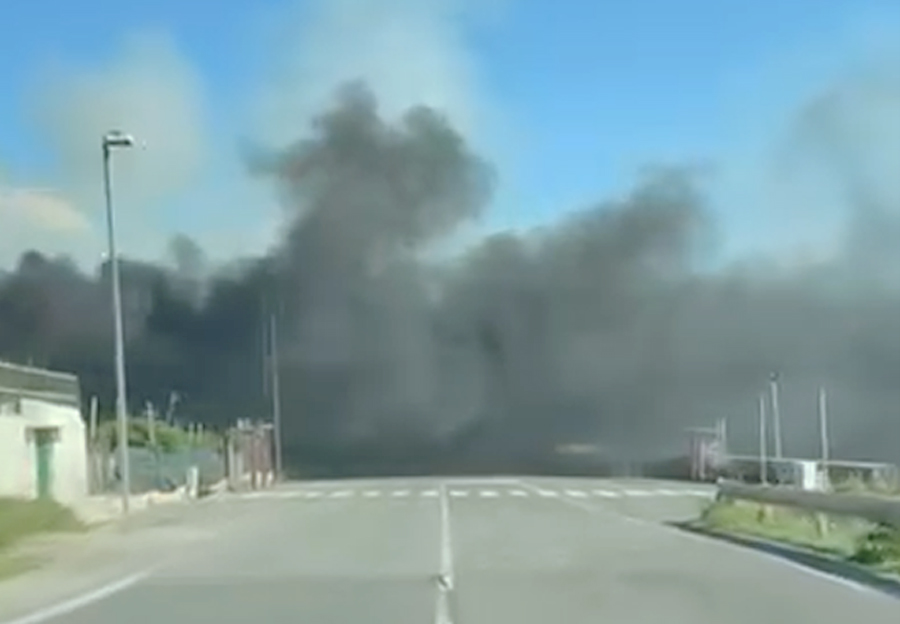 Inferno di fuoco sul Litorale romano: fiamme divorano la struttura di un ex centro sportivo (FOTO e VIDEO) 2 Inferno di fuoco sul Litorale romano: fiamme divorano la struttura di un ex centro sportivo (FOTO e VIDEO) 2