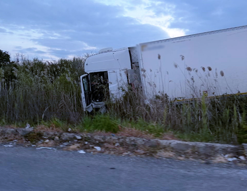 Tragedia sfiorata sulla Pontina: tir esce di strada e piomba in un'area di servizio. Ferito il conducente (FOTO e VIDEO) 1