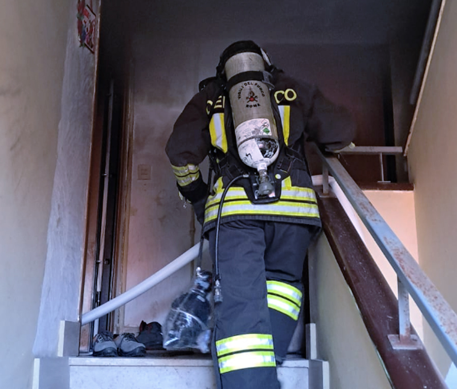 Fiamme nel centro di Civitavecchia: un intero condominio evacuato per l'incendio in un appartamento (FOTO) 1