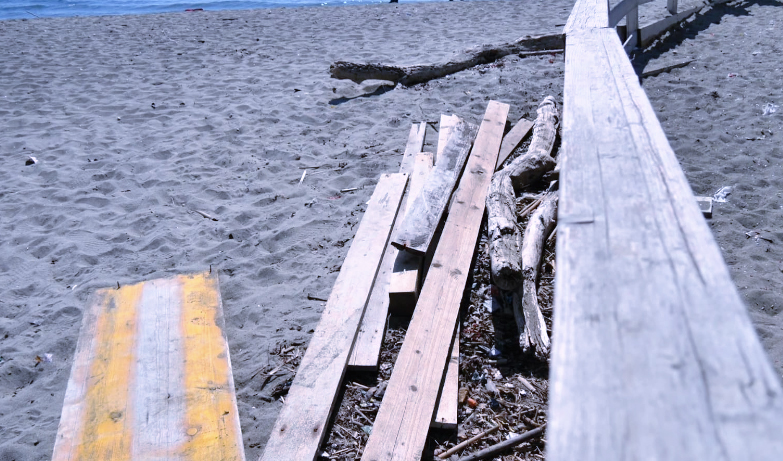 Spiagge e verde pubblico a Ostia coperti da rifiuti. E lo chiamano turismo! (FOTO e VIDEO) 2 Spiagge e verde pubblico a Ostia coperti da rifiuti. E lo chiamano turismo! (FOTO e VIDEO) 2