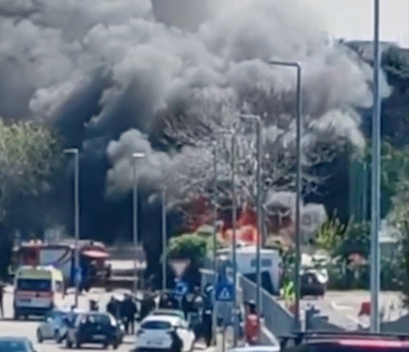 Emergenza incendio a Valco San Paolo: fiamme e fumo nero tossico a ridosso del Centro Federale (FOTO e VIDEO) 1 Emergenza incendio a Valco San Paolo: fiamme e fumo nero tossico a ridosso del Centro Federale (FOTO e VIDEO) 1