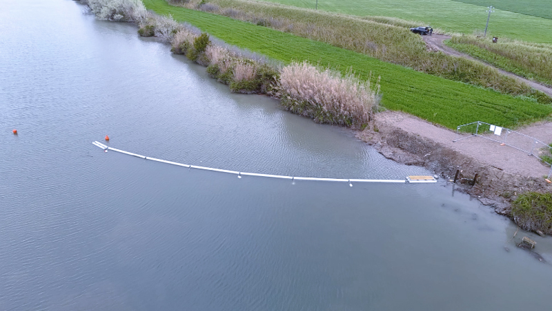 Tevere a mare puliti: installata a Ostia la terza barriera "acchiappa-rifiuti" per bloccare la plastica (FOTO) 1