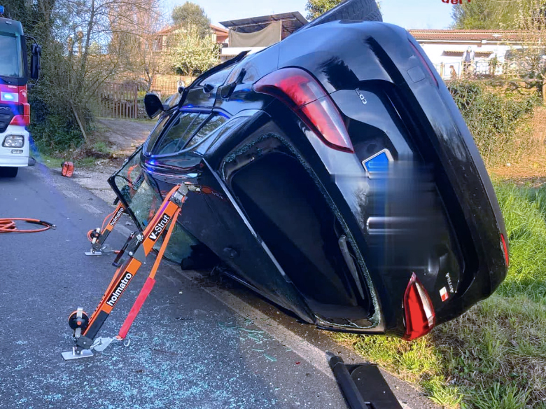 Incidente alle porte di Roma: due giovani estratte in gravi condizioni dall'auto ribaltata sulla provinciale (FOTO) 1 Incidente alle porte di Roma: due giovani estratte in gravi condizioni dall'auto ribaltata sulla provinciale (FOTO) 1