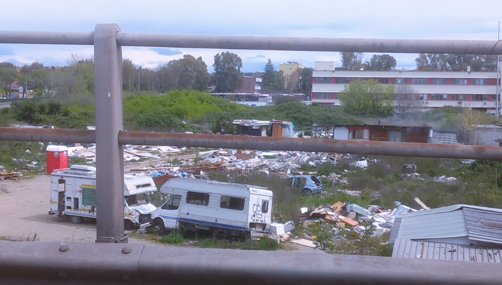 Emergenza ambientale nel campo nomadi di Acilia: enorme discarica a cielo aperto fa paura al quadrante (FOTO) 1 Emergenza ambientale nel campo nomadi di Acilia: enorme discarica a cielo aperto fa paura al quadrante (FOTO) 1