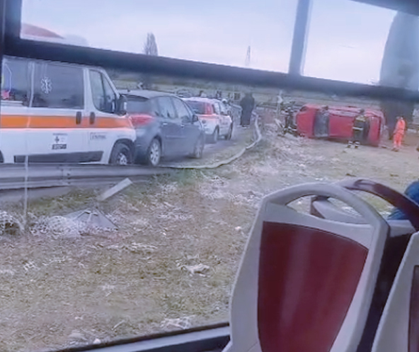 Grave incidente verso Ostia: auto sfonda il guardrail e finisce ribaltata in uno spartitraffico (FOTO) 1 Grave incidente verso Ostia: auto sfonda il guardrail e finisce ribaltata in uno spartitraffico (FOTO) 1