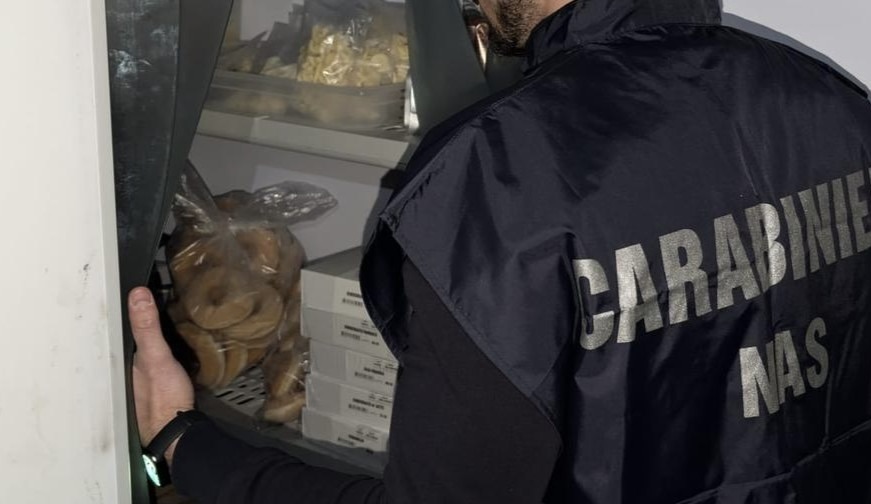 Maxi furto di energia elettrica e muffa nei cibi: chiusa pasticceria horror dai carabinieri Parioli 2 Maxi furto di energia elettrica e muffa nei cibi: chiusa pasticceria horror dai carabinieri Parioli 2