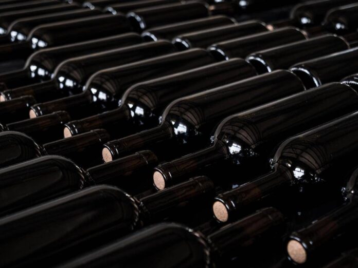 Vino, Coldiretti: le catene della burocrazia e i dazi pesano per 1,6 mld, liberare il settore