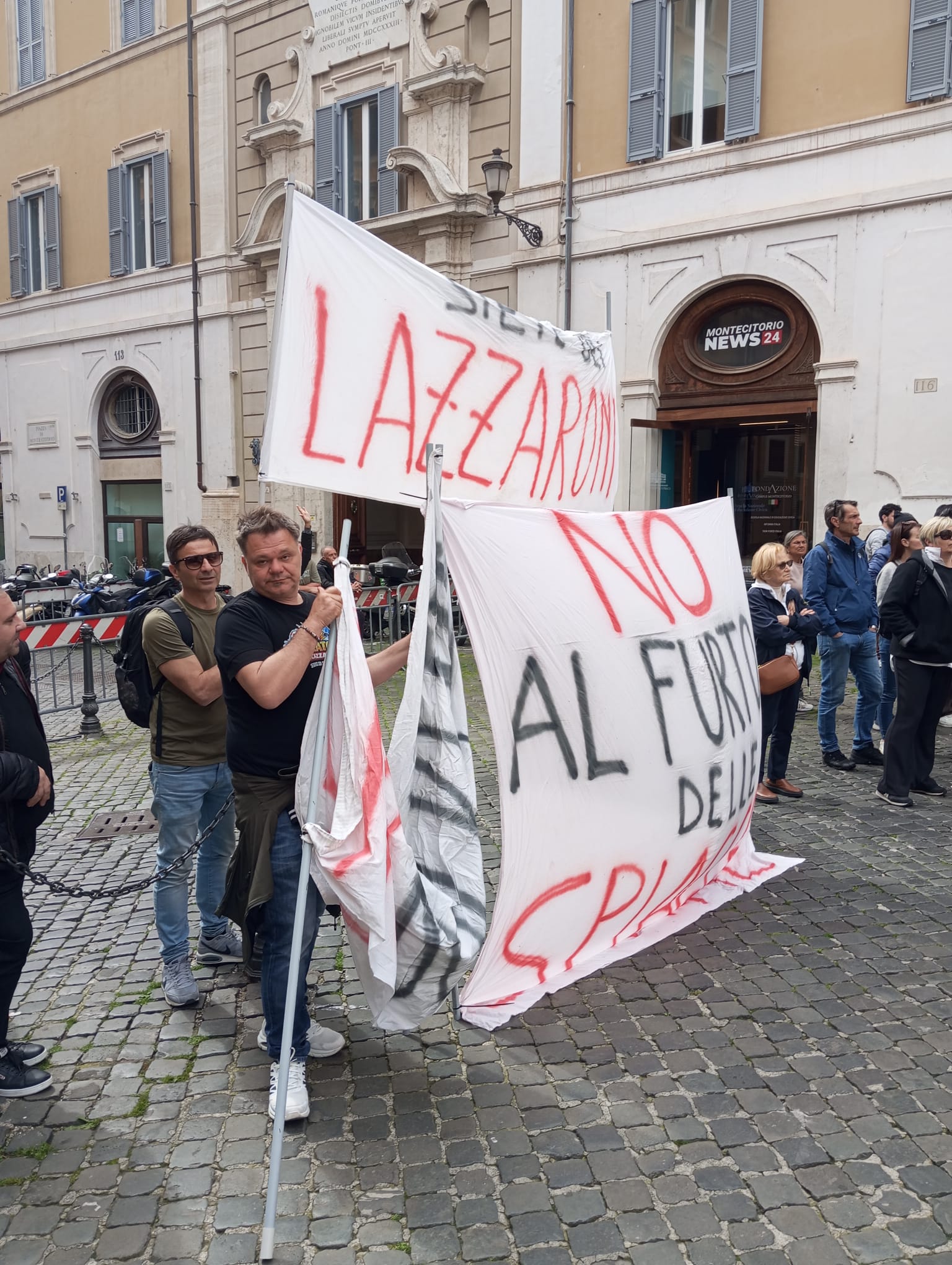 I balneari in piazza: "Il Governo salvi 30mila famiglie a rischio per la Bolkestein" (VIDEO) 1