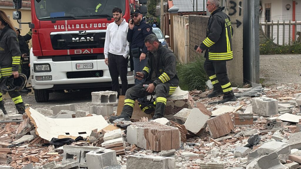 Esplosione a Piana del Sole: fuga di gas provoca crolli di villette e due feriti gravi (VIDEO) 3 Esplosione a Piana del Sole: fuga di gas provoca crolli di villette e due feriti gravi (VIDEO) 3