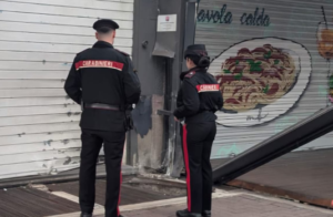 Bomba contro un bar di Acilia: catturato il sospetto autore del gesto. Era su una moto rubata (VIDEO E FOTO) 2 Bomba contro un bar di Acilia: catturato il sospetto autore del gesto. Era su una moto rubata (VIDEO E FOTO) 2