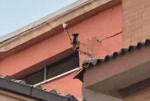 Cedimento strutturale in una palazzina del centro di Ostia: verifiche in corso e famiglie in strada 1