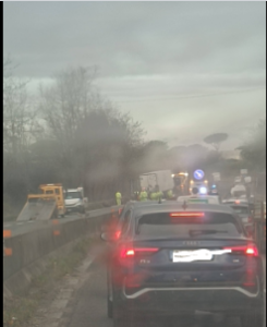 Tragico incidente sulla Pontina, camion invade la corsia opposta: due morti 2