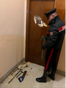 Assalto a casa dei genitori: 44enne viola il divieto di avvicinamento e viene arrestato 1 Assalto a casa dei genitori: 44enne viola il divieto di avvicinamento e viene arrestato 1