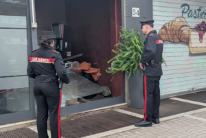 Bomba contro un bar di Acilia: catturato il sospetto autore del gesto. Era su una moto rubata (VIDEO E FOTO) 1 Bomba contro un bar di Acilia: catturato il sospetto autore del gesto. Era su una moto rubata (VIDEO E FOTO) 1
