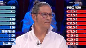 Affari Tuoi 22 marzo 2026, Mago Merlino accetta l'offerta del Dottore ed evita la Regione fortunata: quanto ha vinto ai pacchi 1 Chi è Mauro, il “Mago Merlino” di Firenze che ha giocato ad Affari Tuoi