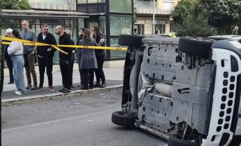 Incidente a Roma est, auto ribaltata e due feriti gravi: l’altro conducente scappa (VIDEO) 1