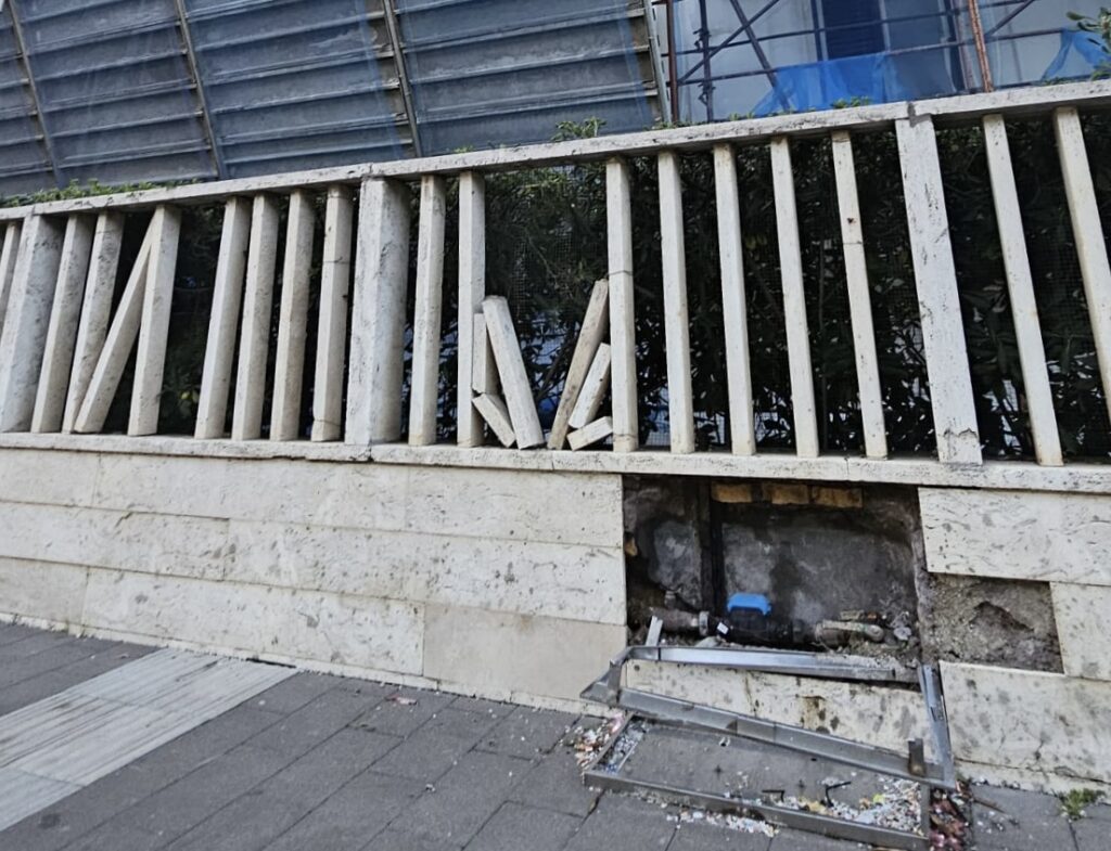 Bomba carta nel cuore della movida a Ostia: indagini in corso sull'esplosione 1