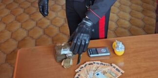 Pusher in bici sorpreso dai Carabinieri a Tor San Lorenzo: trovato con droga e contante