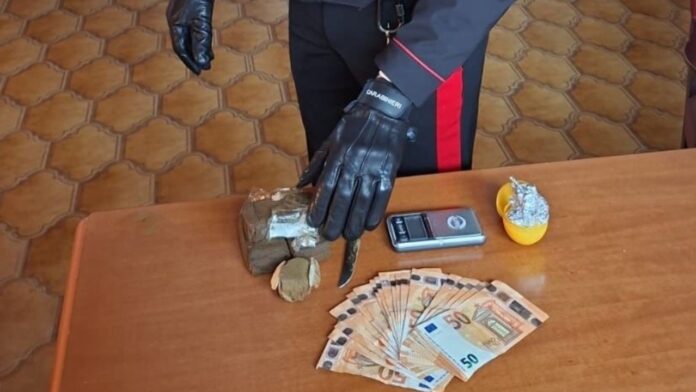 carabinieri Pusher in bici sorpreso dai Carabinieri a Tor San Lorenzo: trovato con droga e contante