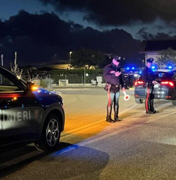 Fuga pericolosa su lungomare di Ostia con auto rubata: arrestata 27enne dopo inseguimento
