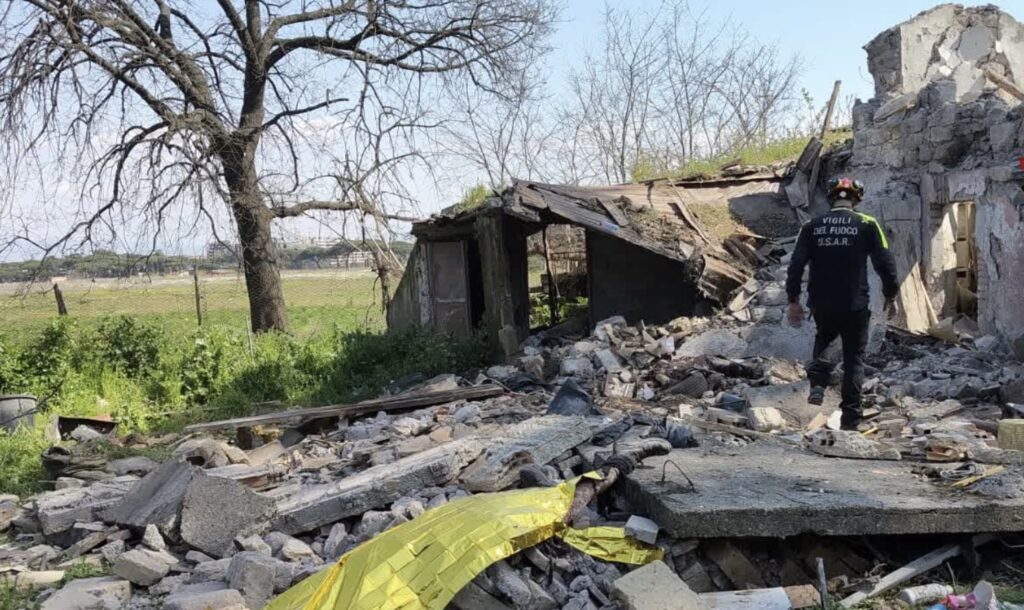 Esplosione in un casolare al Parco degli Acquedotti, trovati morti tra le macerie due anarchici 1