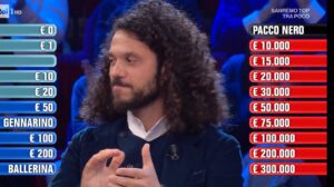 Affari Tuoi 7 marzo, Davide sfiora un super pacco nero ma vince lo stesso con lo zampino di Gennarino 1 Affari Tuoi 7 marzo, Davide sfiora un super pacco nero ma vince lo stesso con lo zampino di Gennarino 1
