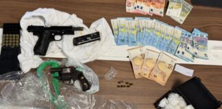 Droga in mezzo agli alberi della pineta e nel bagagliaio dell'auto: strani nascondigli di due pusher a Ostia (VIDEO)