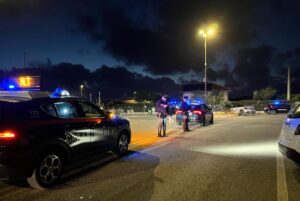 Fuga pericolosa su lungomare di Ostia con auto rubata: arrestata 27enne dopo inseguimento