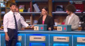 Affari Tuoi, Valentina dalle Marche gioca con la gemella: il racconto della partita e quanto hanno vinto ai pacchi 1 Affari Tuoi, Valentina dalle Marche gioca con la gemella: il racconto della partita e quanto hanno vinto ai pacchi 1