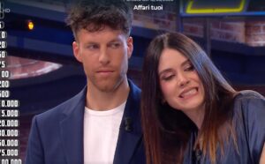 Affari Tuoi 12 marzo 2026, Giulia dal Veneto gioca e accetta l'offerta del Dottore: quanto ha vinto ieri ai pacchi 1