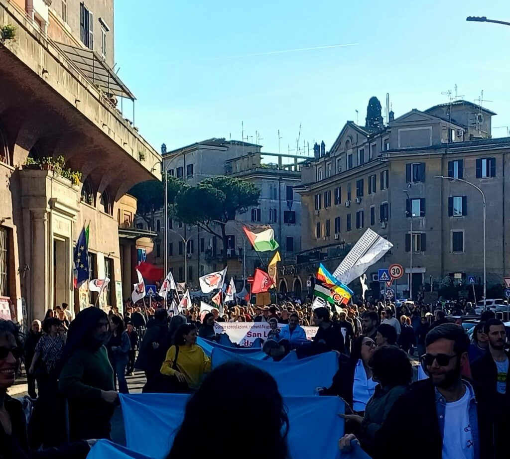 "Giù le mani dalla città", migliaia in corteo contro il cemento agli ex Mercati Generali e Montagnola 1