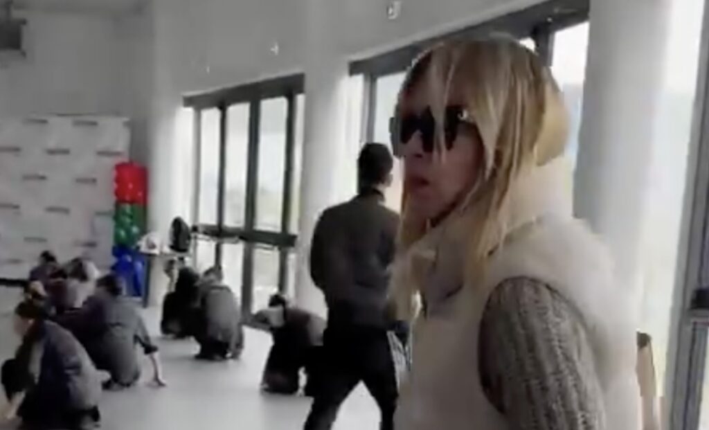 Giorgia Meloni lascia il ruolo di premier per seguire la figlia al campionato di danza: sorpresa a Tivoli (VIDEO) 1 Giorgia Meloni lascia il ruolo di premier per seguire la figlia al campionato di danza: sorpresa a Tivoli (VIDEO) 1