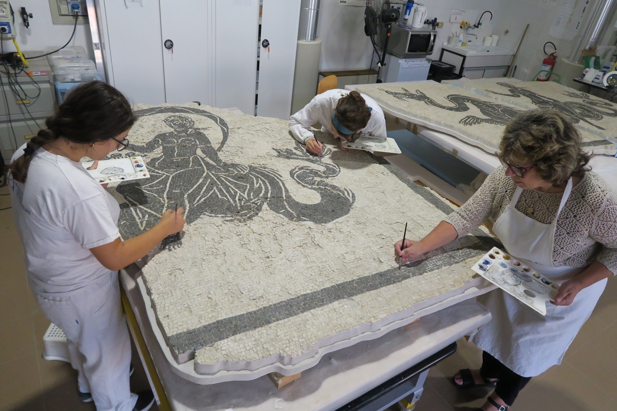 Restauro completato: il mosaico monumentale di Elle e Frisso torna a Ciciliano 1 Restauro completato: il mosaico monumentale di Elle e Frisso torna a Ciciliano 1