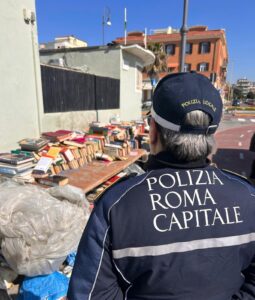 Sgombero al Curvone di Ostia: rimossi libri usati su area pubblica abusiva 1
