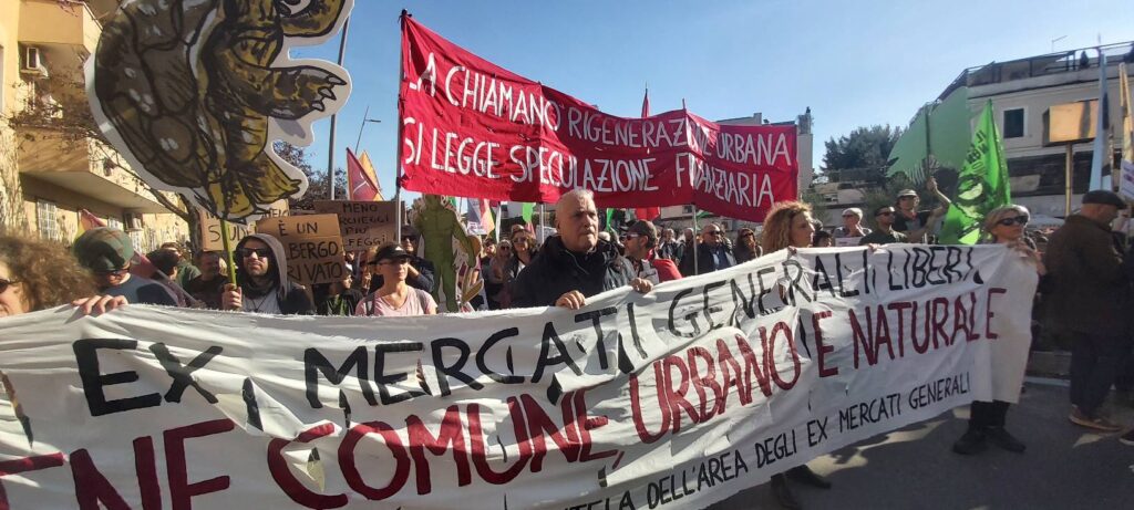 "Giù le mani dalla città", migliaia in corteo contro il cemento agli ex Mercati Generali e Montagnola 2