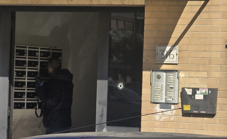 Spari contro un portone e un'auto in via delle Azzorre a Ostia, indaga la Polizia 2