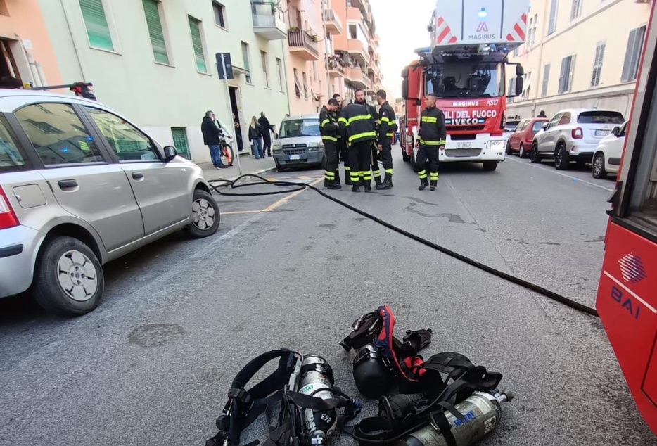 Incendio a Civitavecchia: una donna trovata morta in casa tra le fiamme, un'altra salvata sul tetto (VIDEO) 1 Incendio a Civitavecchia: una donna trovata morta in casa tra le fiamme, un'altra salvata sul tetto (VIDEO) 1