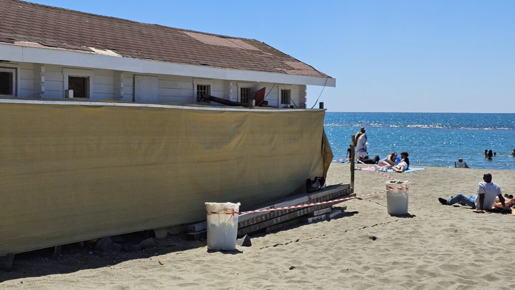 Giù la torretta da una delle spiagge libere più fotografate nei tramonti di Ostia 1