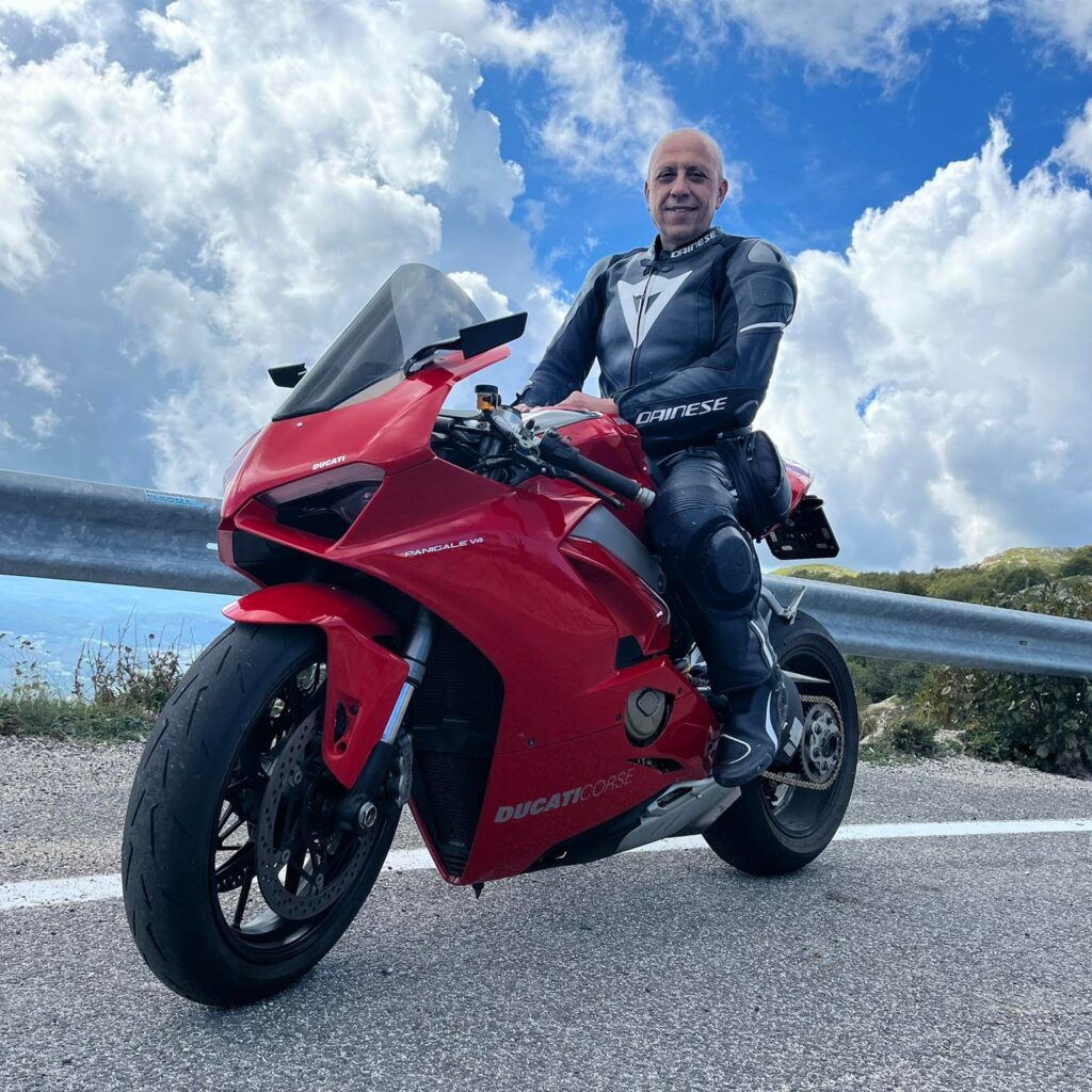 Addio a Andrea Antico: il rombo delle moto per l’ultimo saluto al centauro di Fonte Nuova morto in Abruzzo 1