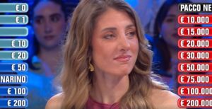 Affari Tuoi 19 aprile, gioca la ex nazionale di pallanuoto Giulia: quanto ha vinto ai pacchi 1