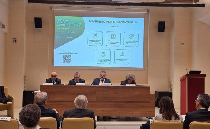 Agricoltura, Mammuccini (FederBio): “Cresce del 130% l’uso di agrofarmaci per il biocontrollo”