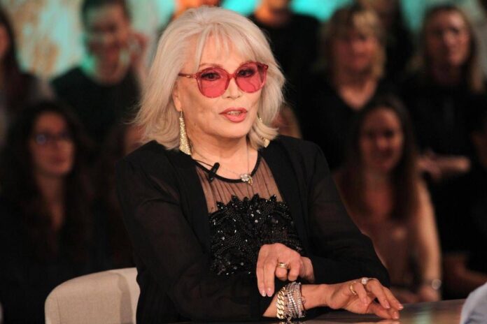 Amanda Lear a Belve: “Dalì era impotente, Bowie? Faceva un po’ schifo…”