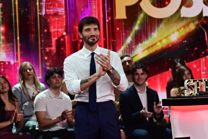 ‘Anche Stasera tutto è possibile’, oggi puntata speciale dello show condotto da De Martino